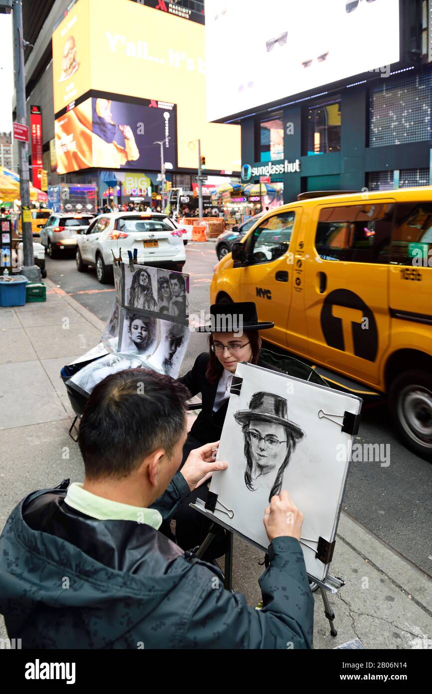 Ein jüdischer, orthodoxen Junge mit Tempelflucht und Hut wird auf Dem Times Square von einem Straßenmaler, Manhattan, New York City, New York State, USA, dargestellt Stockfoto