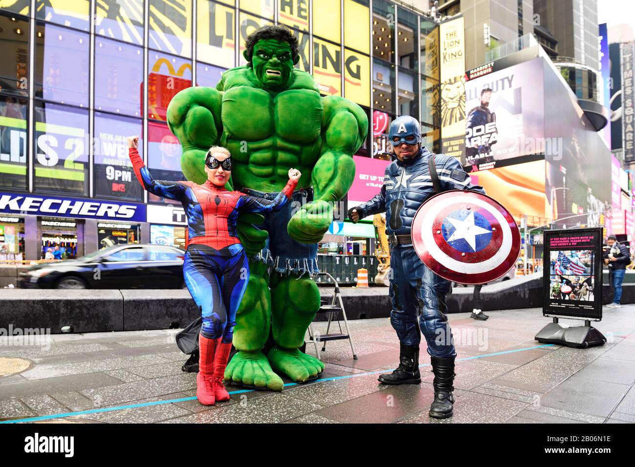 Staunige Figuren Hulk, Spiderman und Kapitän America können mit Touristen, Times Square, Manhattan, New York City, New York State, USA fotografiert werden Stockfoto