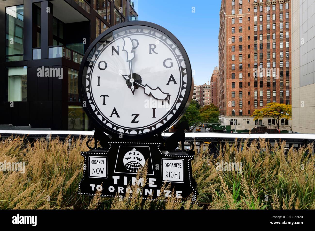 Organisieren Sie die Uhr auf dem Highline Trail, Meatpacking District, Manhattan, New York City, New York State, USA Stockfoto