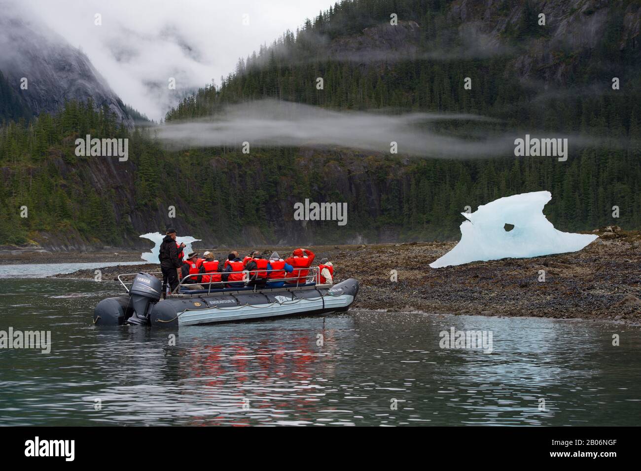 Menschen in Bad Boot erkunden kleinen Eisberg an Furten Terror, Endicott Arm Tongass National Forest, Alaska, USA Stockfoto