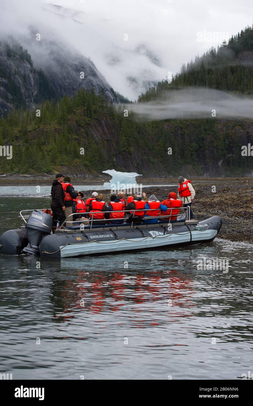 Menschen in Bad Boot erkunden kleinen Eisberg an Furten Terror, Endicott Arm Tongass National Forest, Alaska, USA Stockfoto