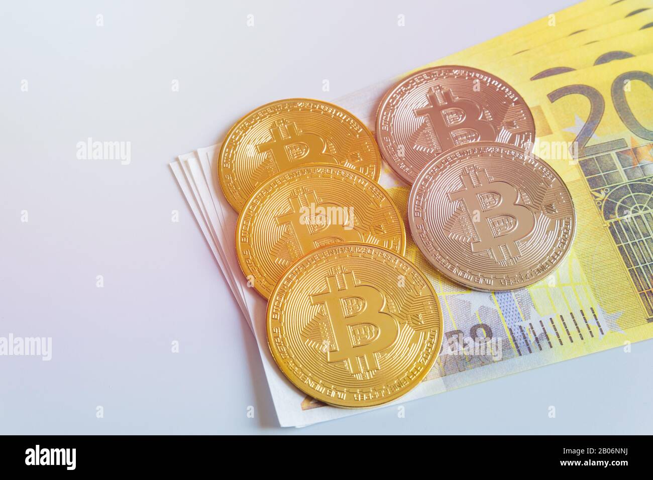 Goldbitcoin auf 200 Euro Banknote. Für den europäischen digitalen  Binnenmarkt, Bitcoin-Euro-Wechselkurs, EU-E-Commerce, EU-Bitcoin-Verordnung,  Bitcoin-Anstieg Stockfotografie - Alamy