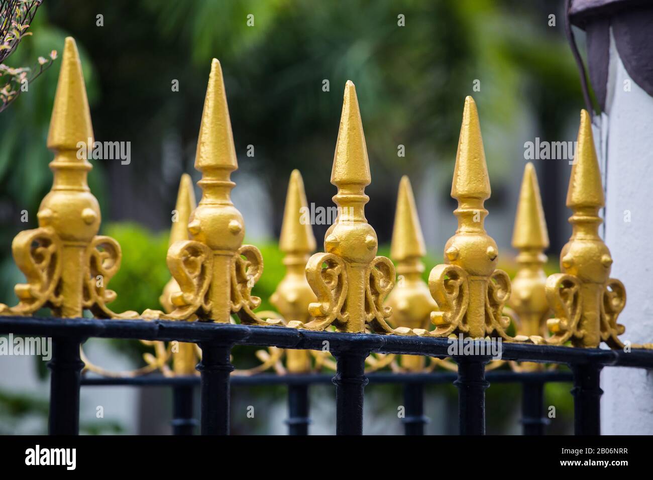 Spitzer Zaun in Goldfarbe für Sicherheitszwecke. Masjid Sultan Moschee, Singapur. Stockfoto