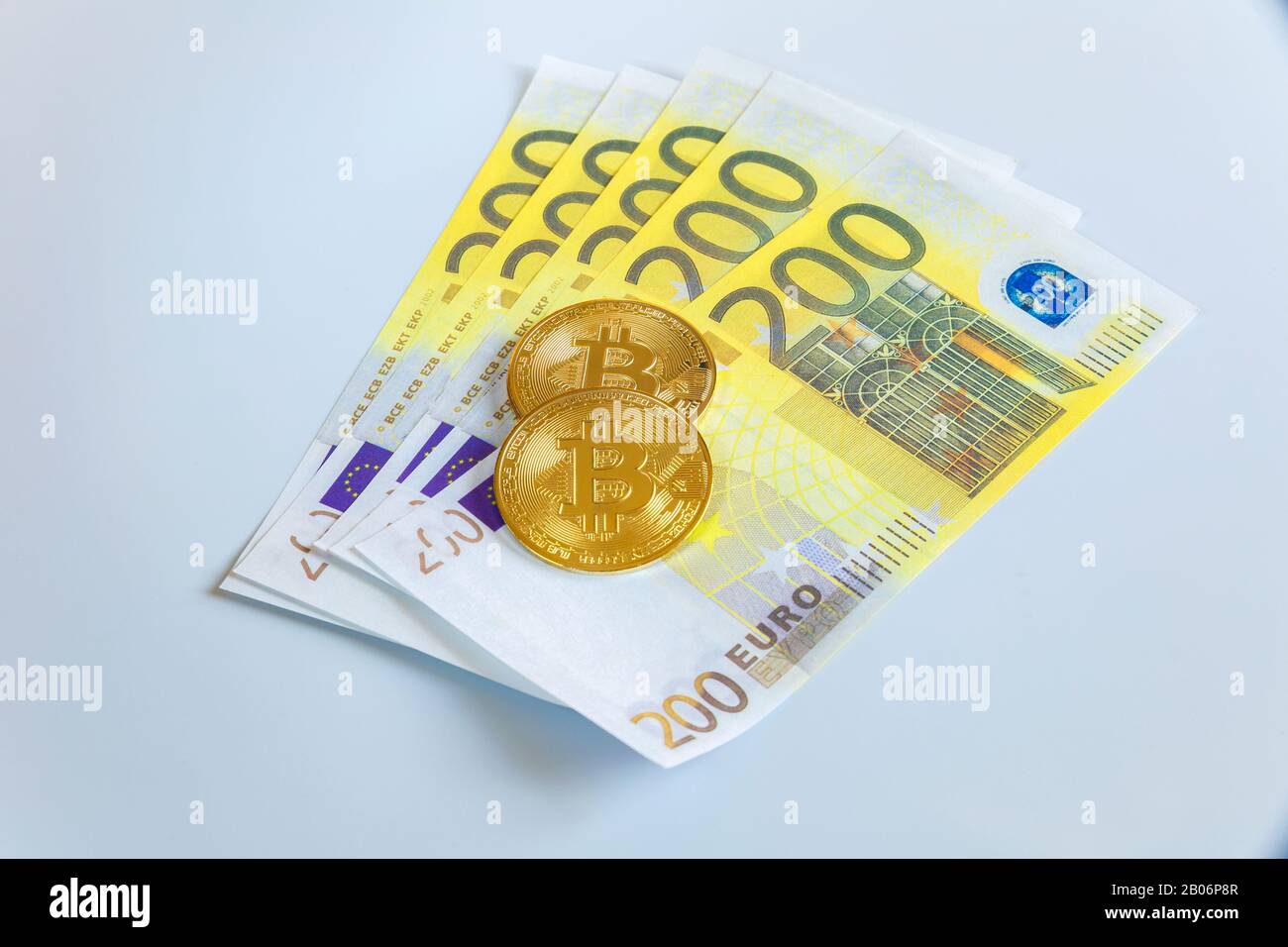 Goldbitcoin auf 200 Euro Banknote. Für den europäischen digitalen  Binnenmarkt, Bitcoin-Euro-Wechselkurs, EU-E-Commerce, EU-Bitcoin-Verordnung,  Bitcoin-Anstieg Stockfotografie - Alamy