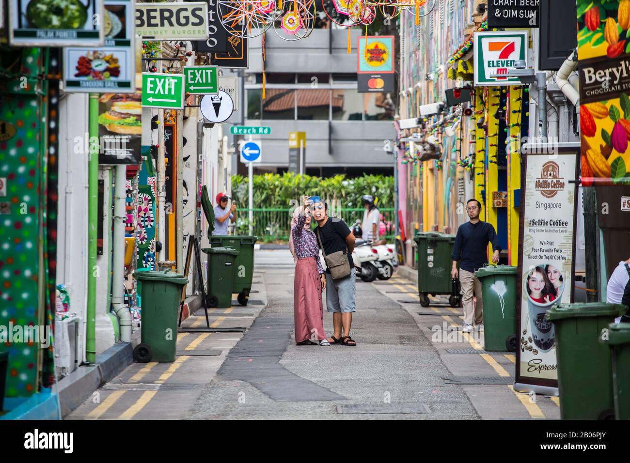 Ein indonesisches Paar Touristen posiert für ein Selfie-Bild auf der Straßenszene in der haji Lane, einem beliebten Touristenort in Singapur. Stockfoto