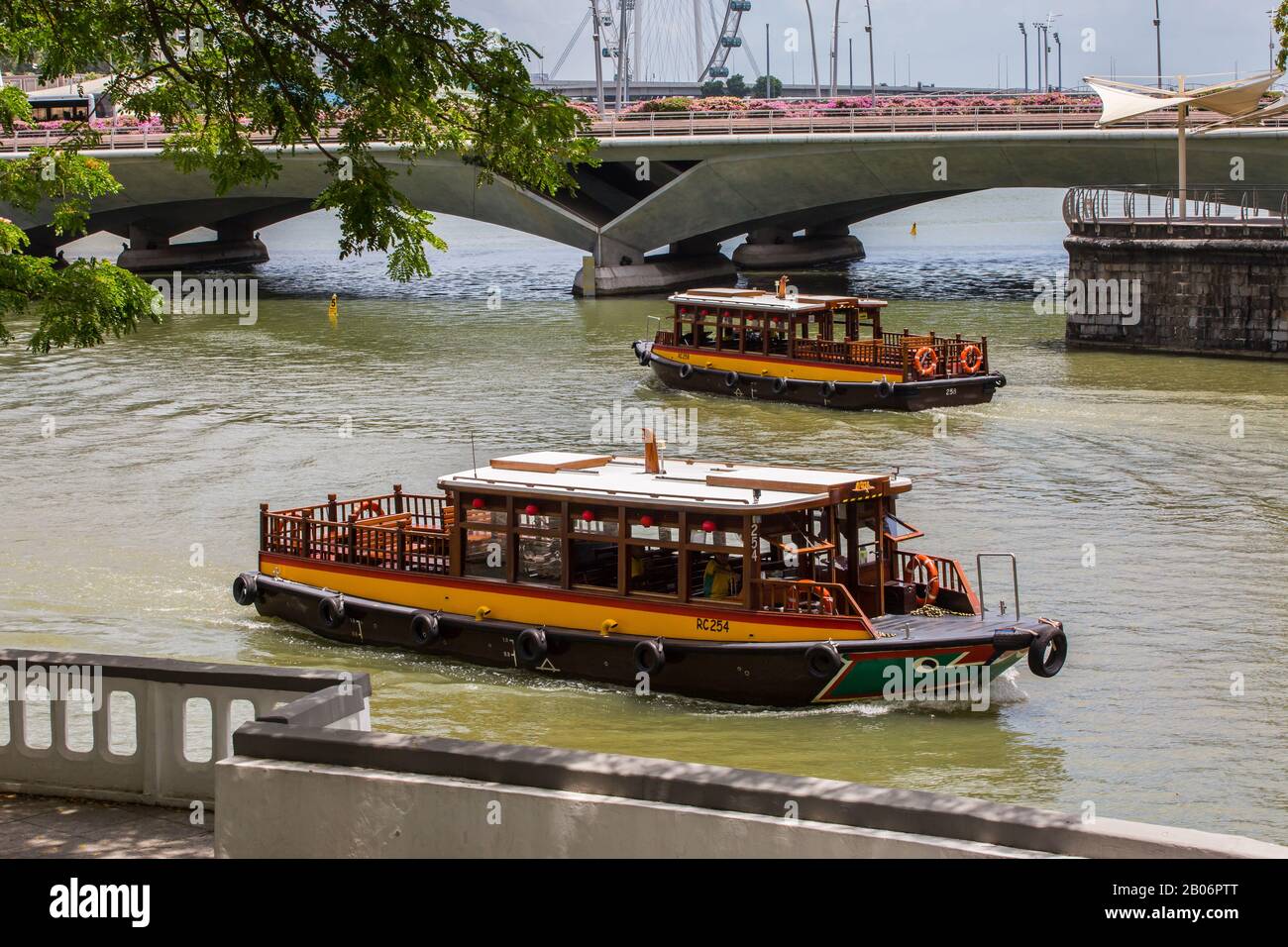 2 leeres Bum-Boot auf dem Wasser ohne Touristen in der Einsicht, da die Wirtschaft wegen des Coronavirus einen Einbruch nimmt 19. Singapur Stockfoto