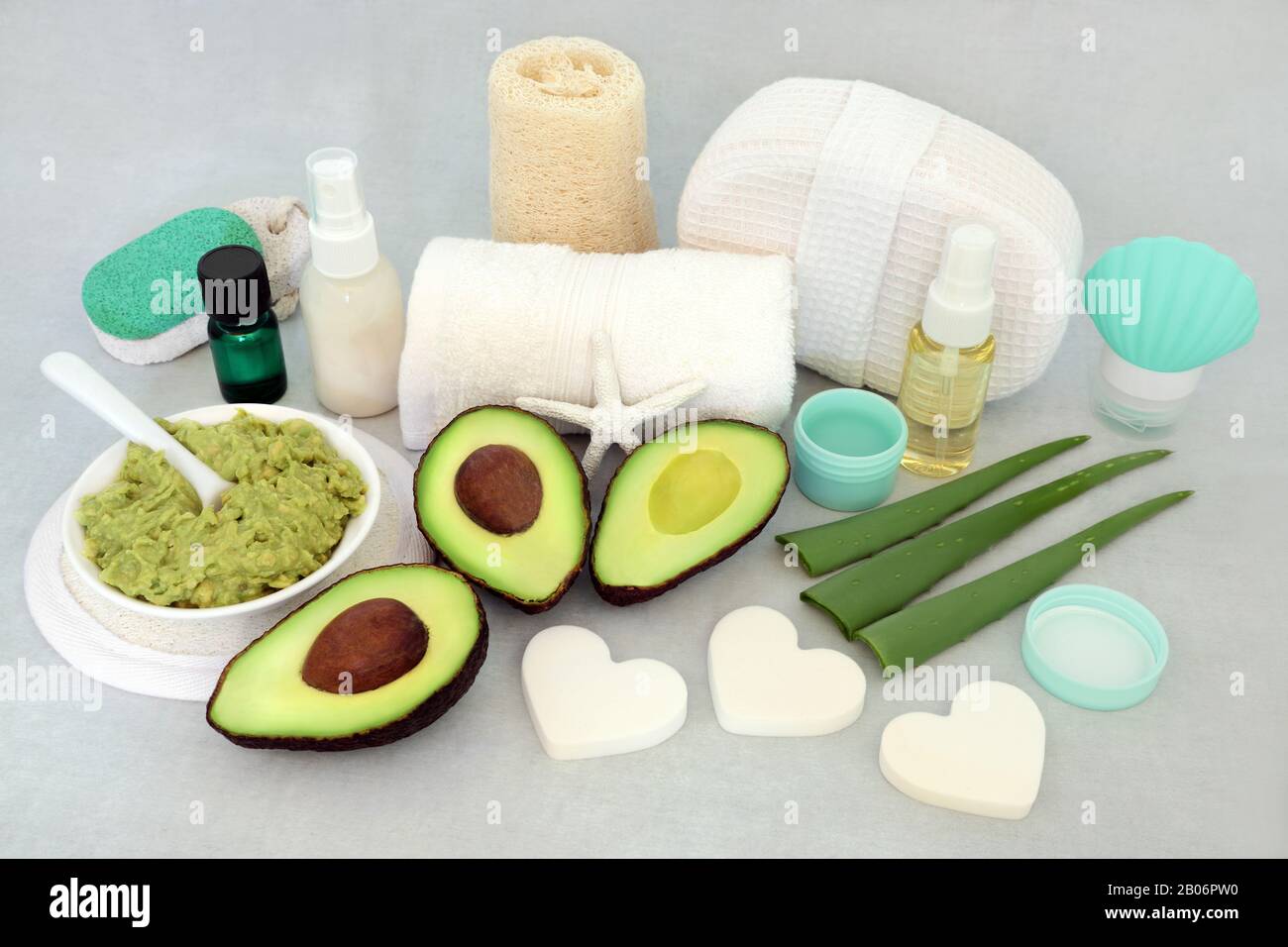 Vegane Hautpflege mit Aloe vera & Avocado. Gesundheitspflege gegen Alterung und Heilung von Umweltschäden. Stockfoto