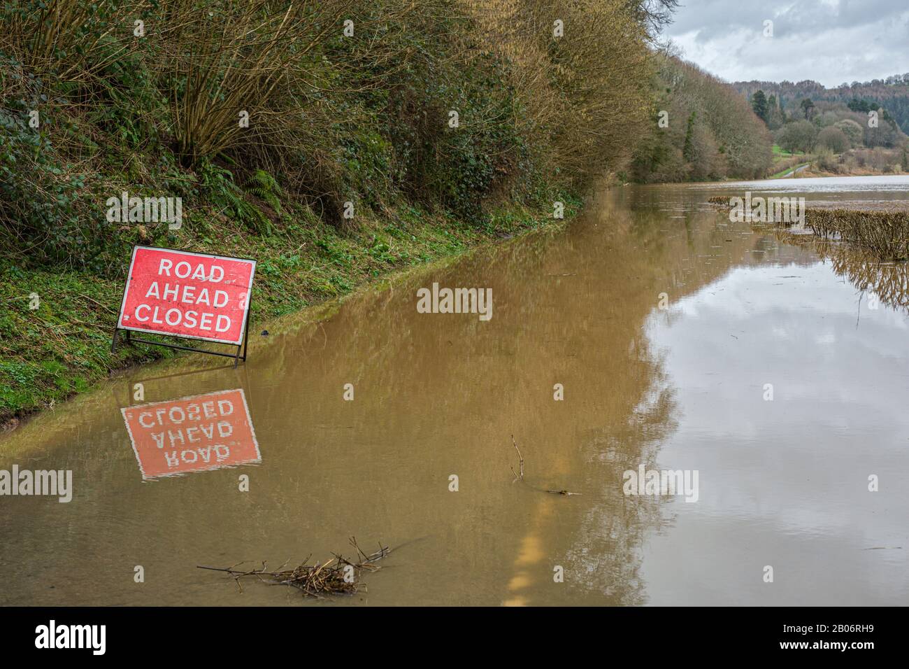 Wegen Überschwemmungen im Tal der Wye, Februar 2020, ist die Straße gesperrt. Stockfoto