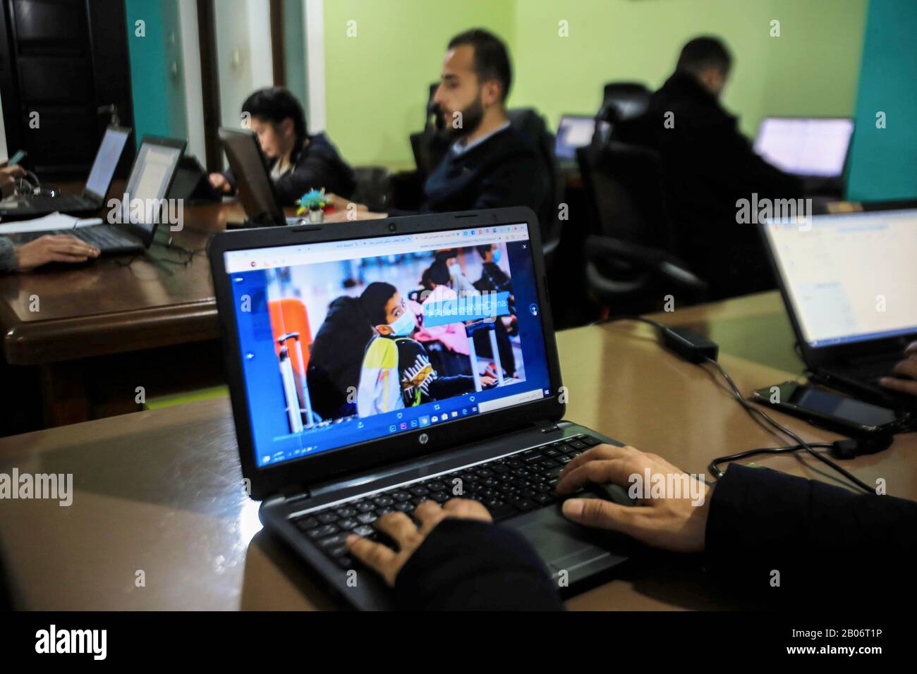 Gaza. Februar 2020. Ein palästinensischer junger Mann arbeitet an seinem Laptop in einer lokalen Medienorganisation in Gaza-Stadt, 18. Februar 2020. Palästinensische Jugendliche haben auf Twitter eine Kampagne gestartet, um sich mit China solidarisch zu zeigen und einen internationalen Trend in den sozialen Medien zu verstärken, um Chinas anhaltenden Kampf gegen den Ausbruch der neuartigen Coronavirus-Pneumonie, bekannt als COVID-19, zu fördern. Um MIT "Roundup: Palästinensische Jugendliche starten Kampagne auf Twitter in Solidarität mit China" Credit: Rizek Abdeljawad/Xinhua/Alamy Live News Stockfoto