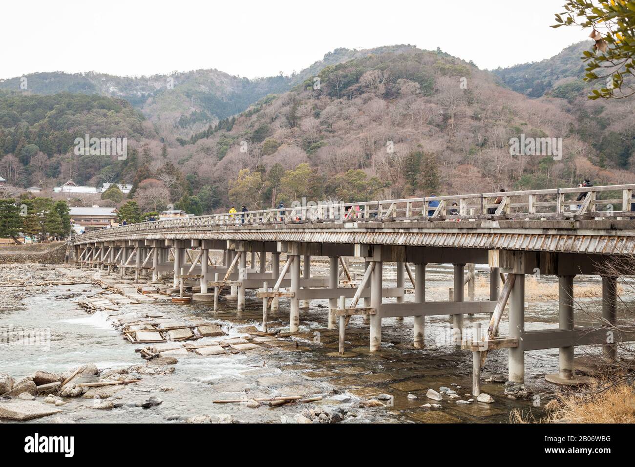 Herbsthintergrund Togetsukyo Bridge Hozu River im Arashiyama-Distrikt Kyoto, Japan, Die berühmte Togetsukyo Bridge in Arashiyama Kyoto, Japan. Stockfoto