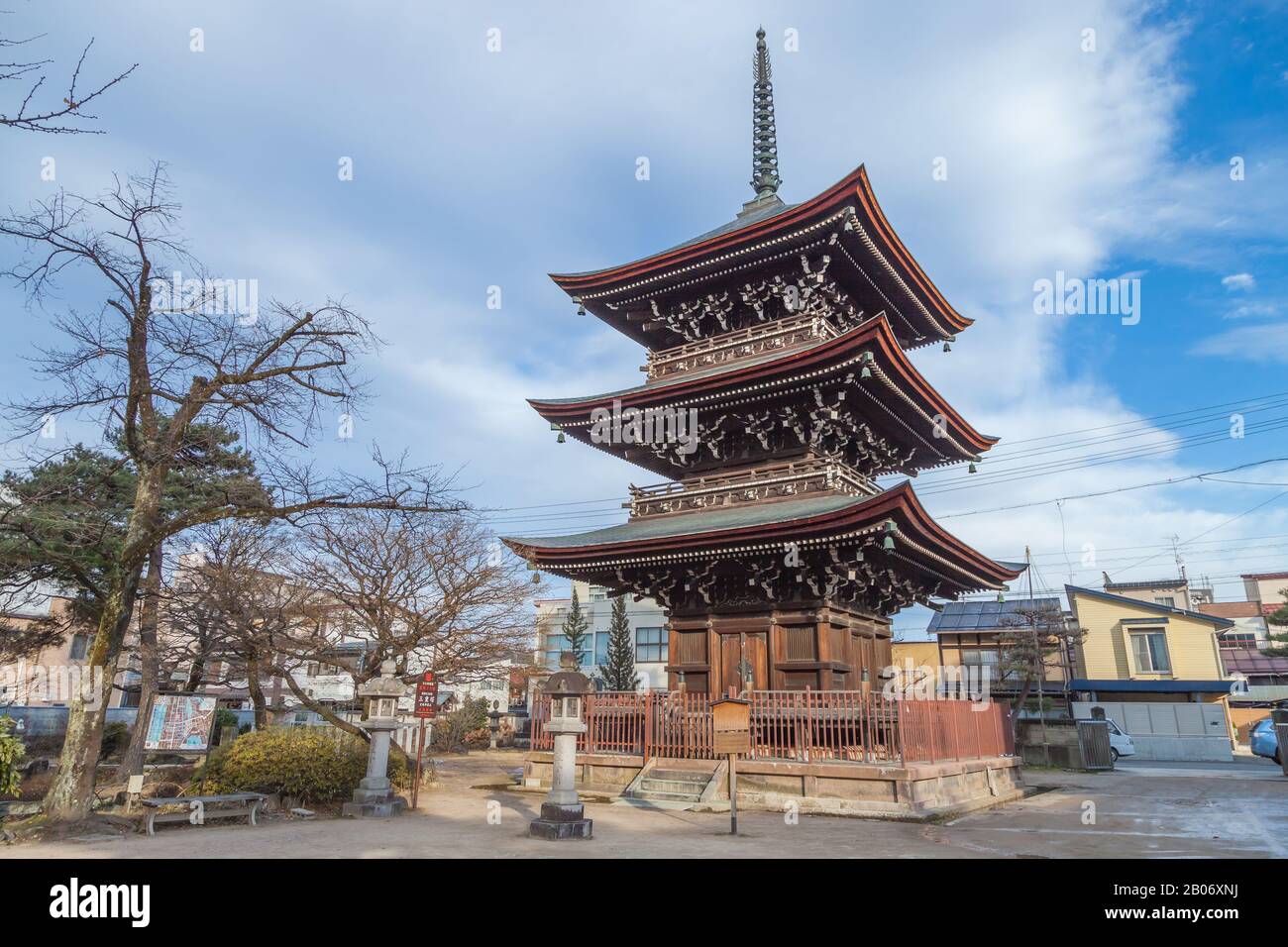 Takayama Japan - 24. Dezember 2017: Traditionelle japanische Holzhäuser Gebäude Straße im Kamisannomachi Viertel der historischen Altstadt., in der Nähe von Red Nak Stockfoto