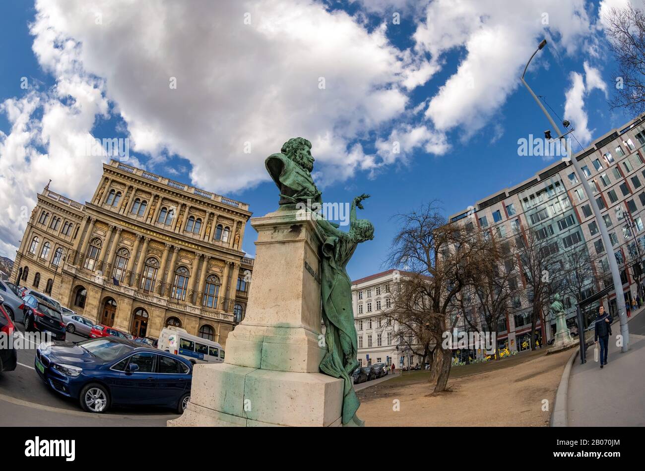 Blick auf das Gebäude der ungarischen Akademie der Wissenschaften vom Szechenyi-Platz, mit alter Bronzeplastik von Gabor Szarvas Philosoph und Sprachwissenschaftler. Stockfoto