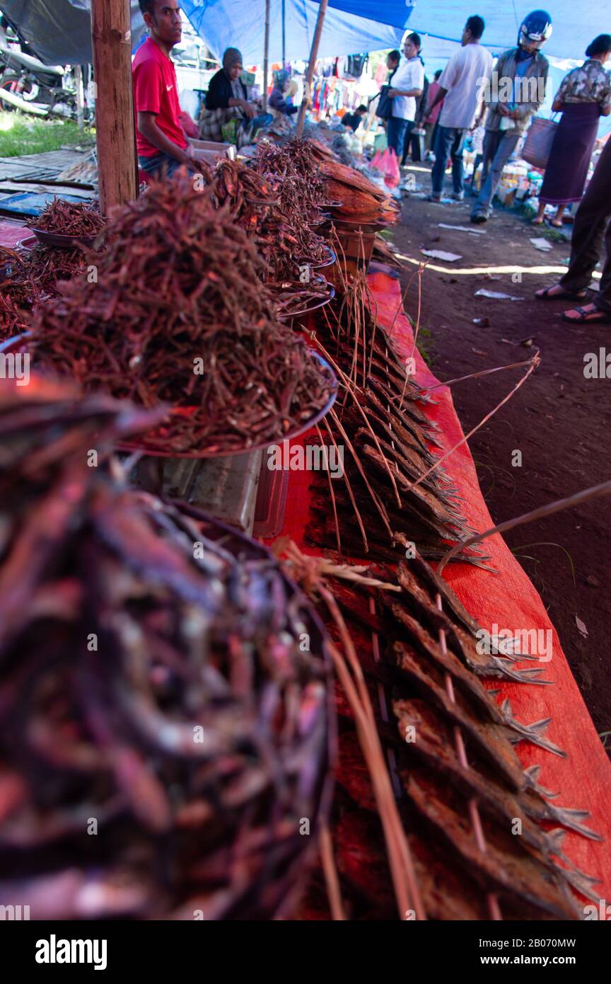 Indonesische Leute verkaufen Produkte auf dem Markt. Ruteng Dorf, Flores, Nusa Tenggara, Indonesien Stockfoto