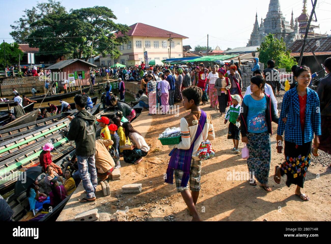 Teilnehmer des Festivals Phaung Daw O. Pagode in Nyaungshwe: Wichtigste Bevölkerung der Dörfer rund um den Inle Lake (Birma) Stockfoto