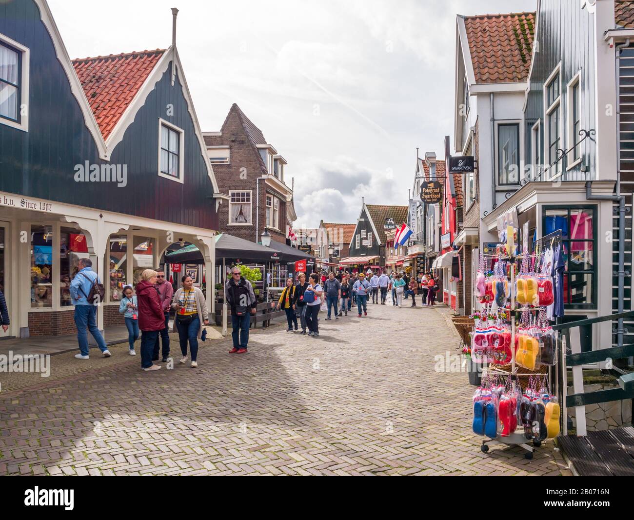 Menschen und Geschäfte in der Hauptstraße Haven in Volendam, Noord-Holland, Niederlande Stockfoto