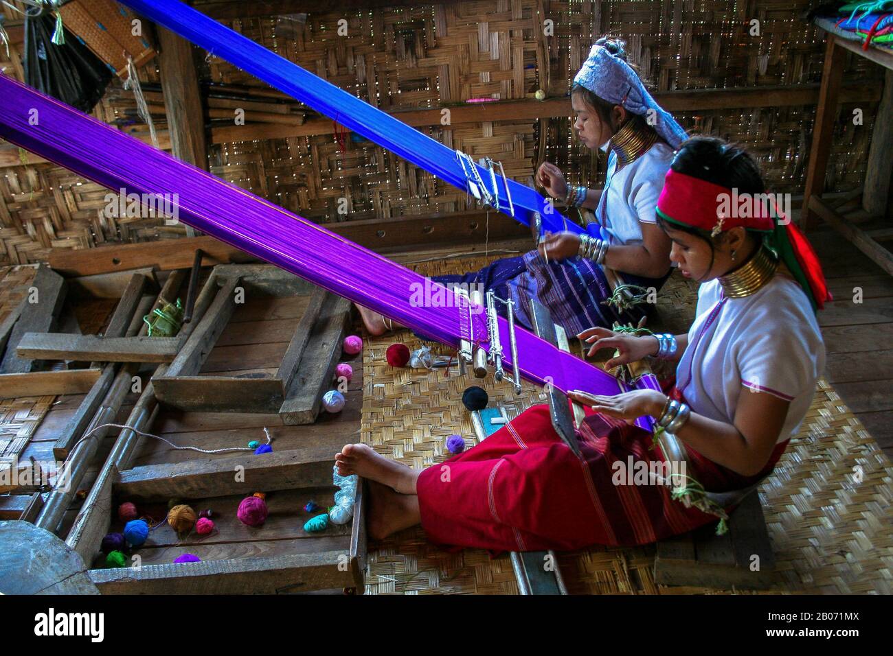 Zwei Langhalsfrauen Kayan Lahwi (Inle Lake - Myanmar) Stockfoto