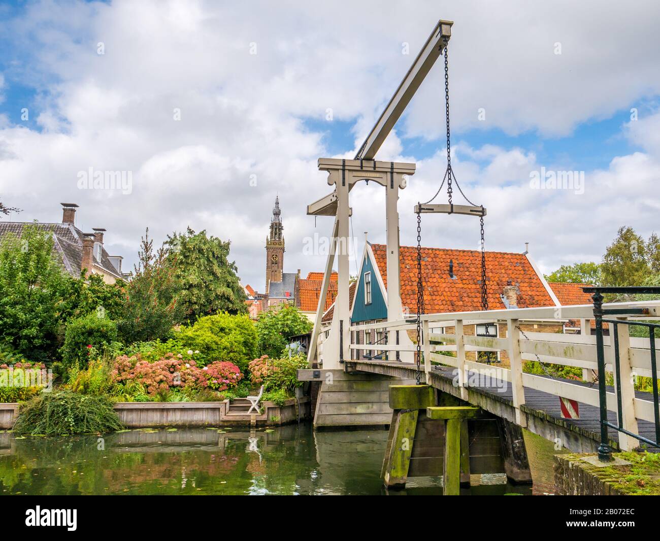 Zugbrücke Kwakelbrug über Kanal und Kirchturm in Edam, Noord-Holland, Niederlande Stockfoto