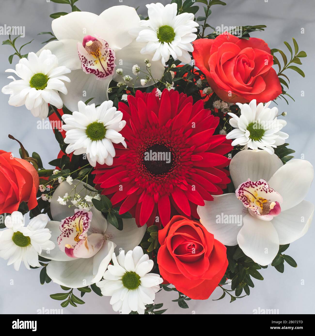 Blumenstrauß mit bunten Blumen und Blumenhintergrund. Kunstgeschenkkarte, Draufsicht. Naturmuster Stockfoto