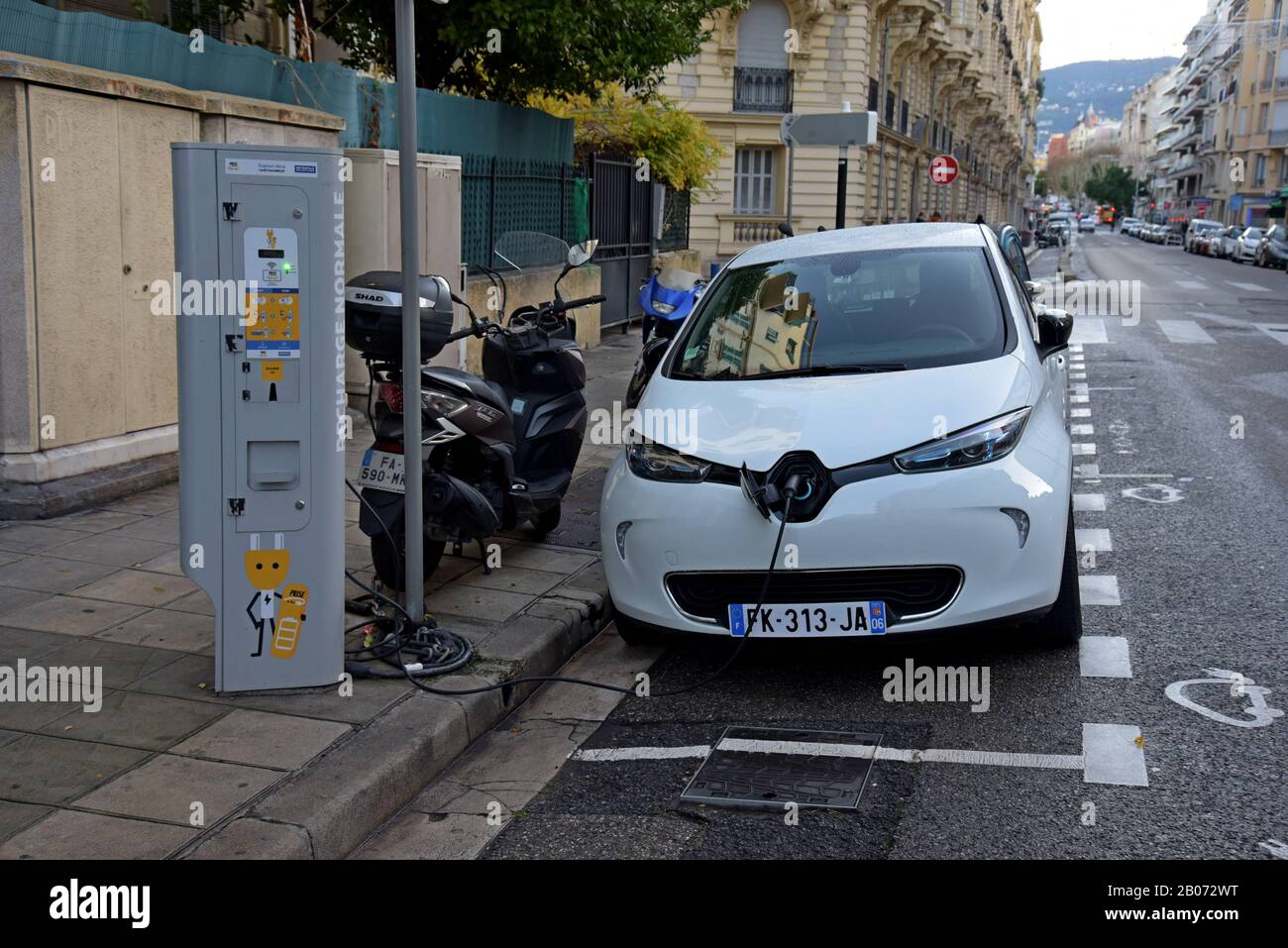 Ein Elektroauto des Renault Zoe EV wird an einer Straßenladestelle in Nizza, Frankreich, aufgeladen. Januar 2020 Stockfoto