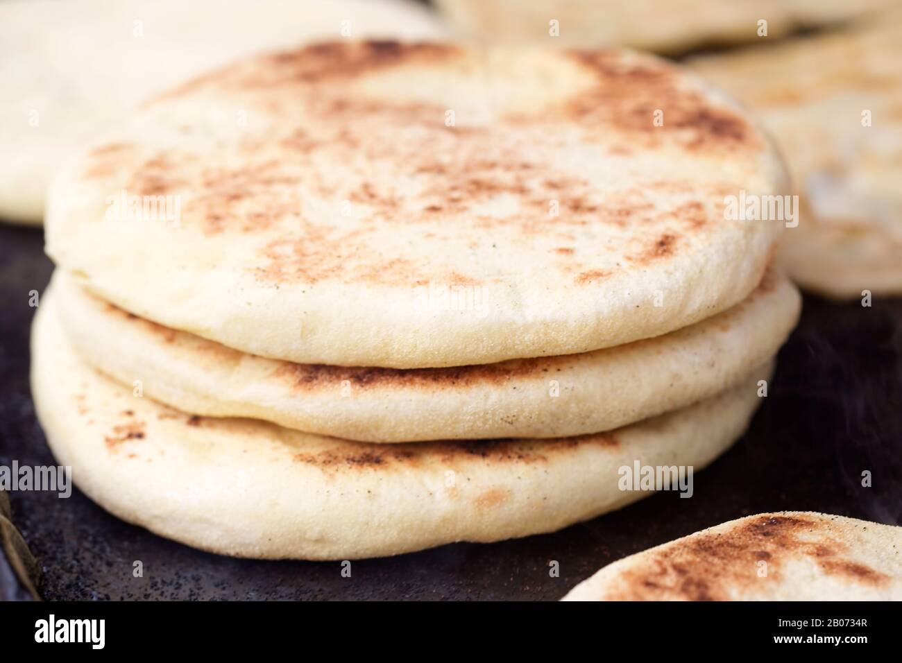 Batbout marokkanisches gebratenes Fladenbrot Stockfoto