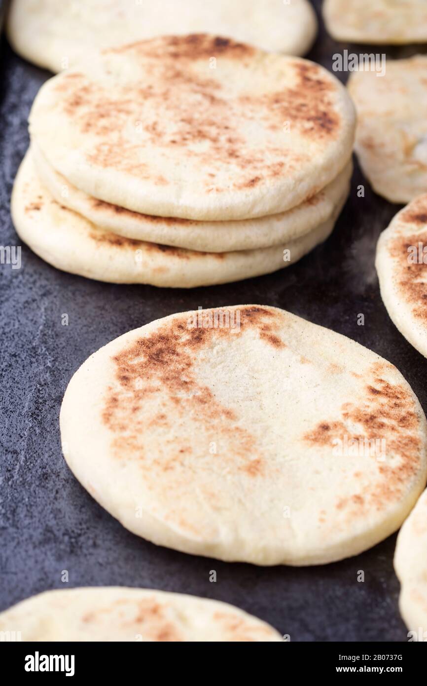 Batbout marokkanisches gebratenes Fladenbrot Stockfoto