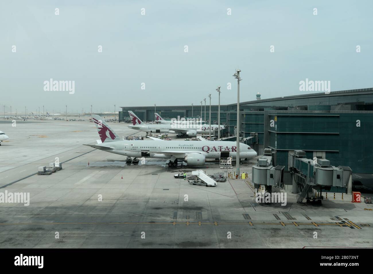 Doha/Katar - 18. Februar 2020: Qatar Airlines fliegt auf dem Stand am Hamad International Airport, Doha, Katar Stockfoto