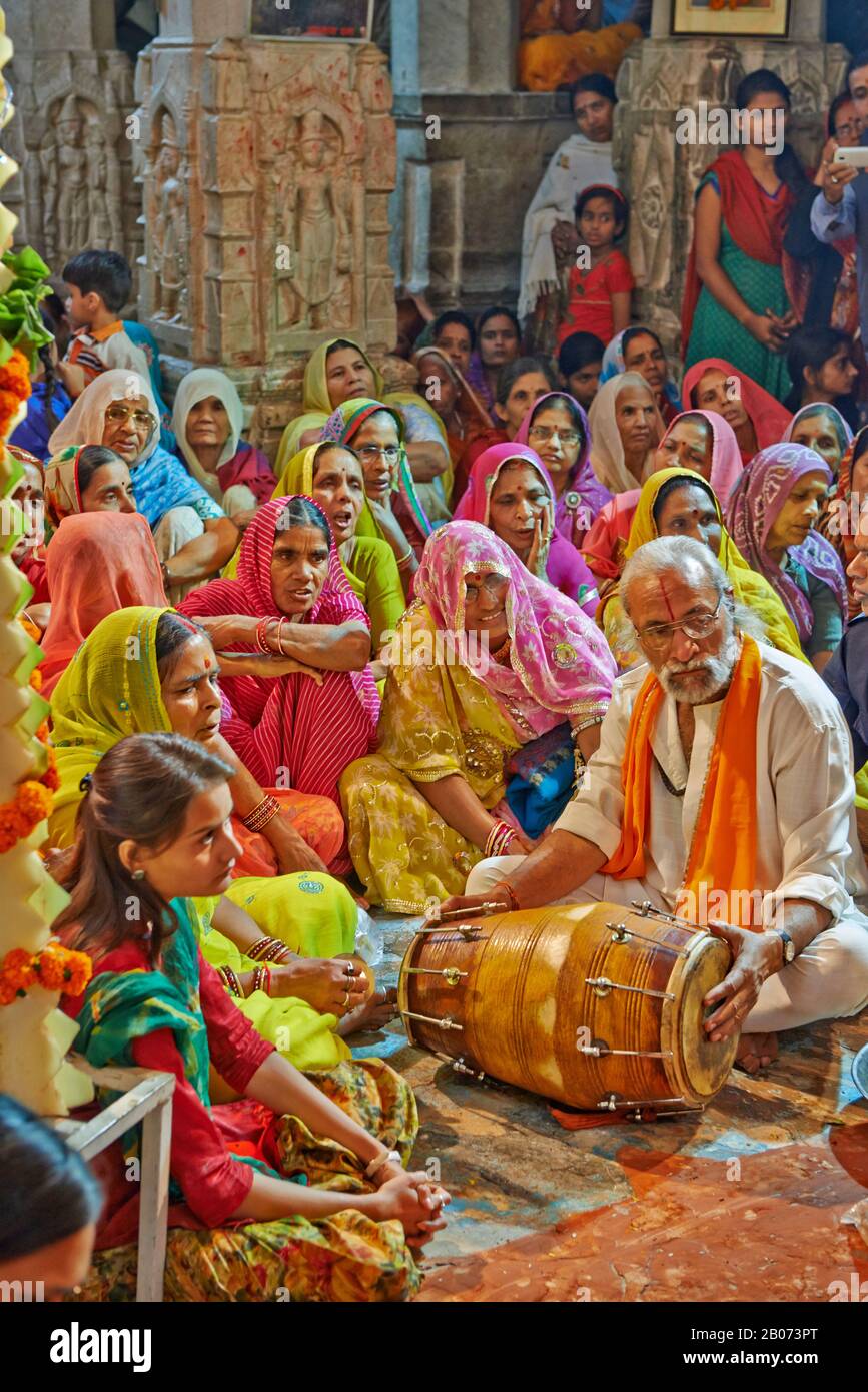 Indische Frauen mit bunten Kleidern während der Zeremonie im Jagdish Temple, Udaipur, Rajasthan, Indien Stockfoto