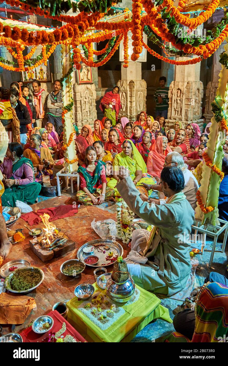 Indische Frauen mit bunten Kleidern während der Zeremonie im Jagdish Temple, Udaipur, Rajasthan, Indien Stockfoto