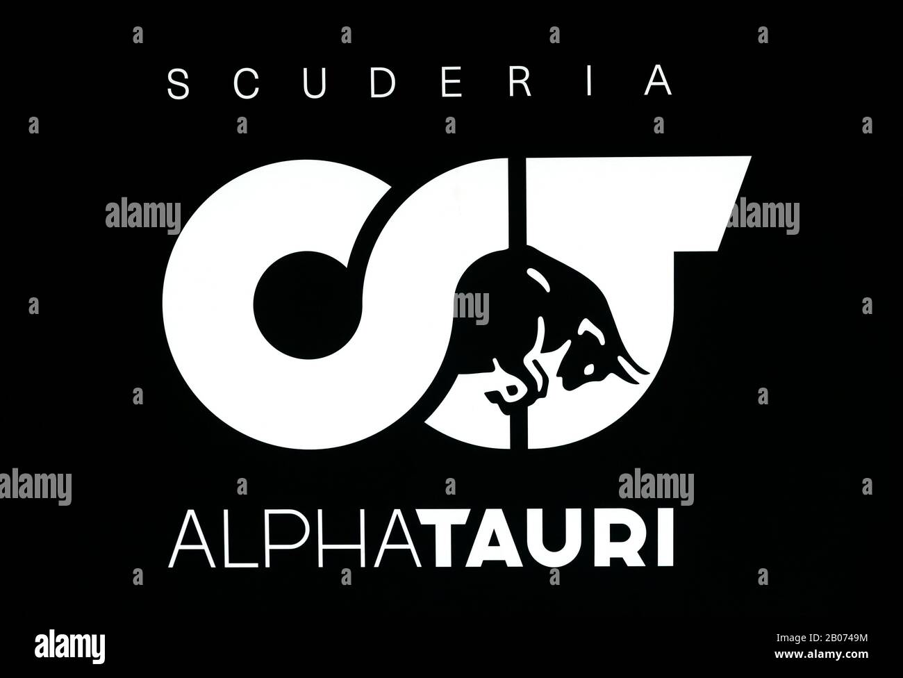 Allgemeiner Blick auf das Logo der Scuderia AlphaTauri am Tag, einer der Tests vor der Saison auf dem Circuit de Barcelona-Catalunya. Stockfoto