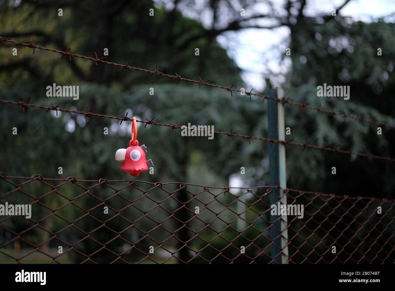 Schlüsselanhänger an einem Zaun Stockfoto