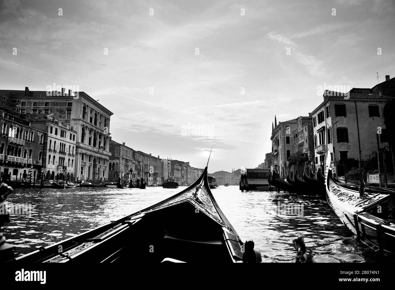 Stadt Venedig, Italien, Europa. Schwarzweißbild aus der Gondel auf dem Canal Grande Venice im November. Stockfoto