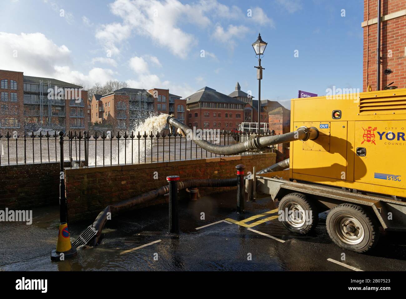 Eine Stadtverwaltung von York besaß eine mobile Wasserpumpe, die nach Überschwemmungen durch Stürme Ciara und Dennis Wasser zurück in den Fluss Ouse pumpte Stockfoto