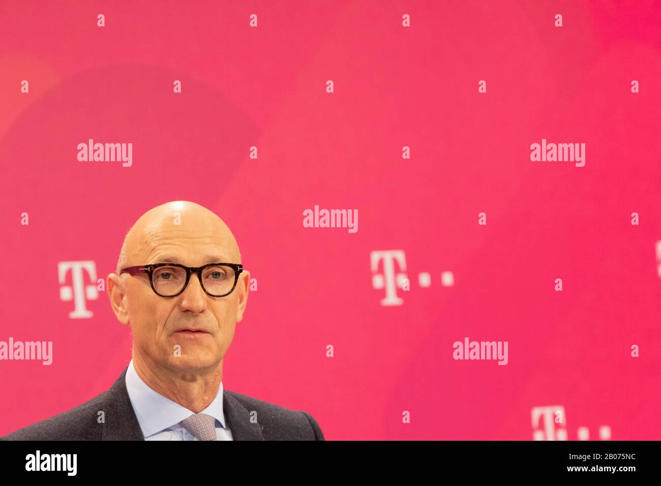 Bonn, 19. Februar 2020, Deutsche Telekom AG Jahrespressekonferenz: CEO Tim Hoettges auf dem Podium. Credit: Jürgen Schwarz/Alamy Live News Stockfoto