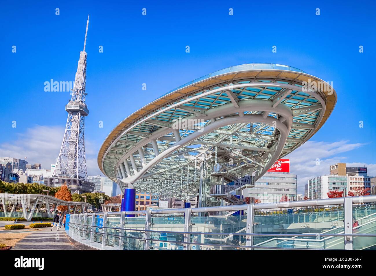 Nagoya, JAPAN - 09. Dezember 2017: Stadtbild von Nagoya im Herbst Oase 21 und Nagoya TV Tower in Sakae, Japan., EIN Einkaufskomplex und sein großes Oval Stockfoto