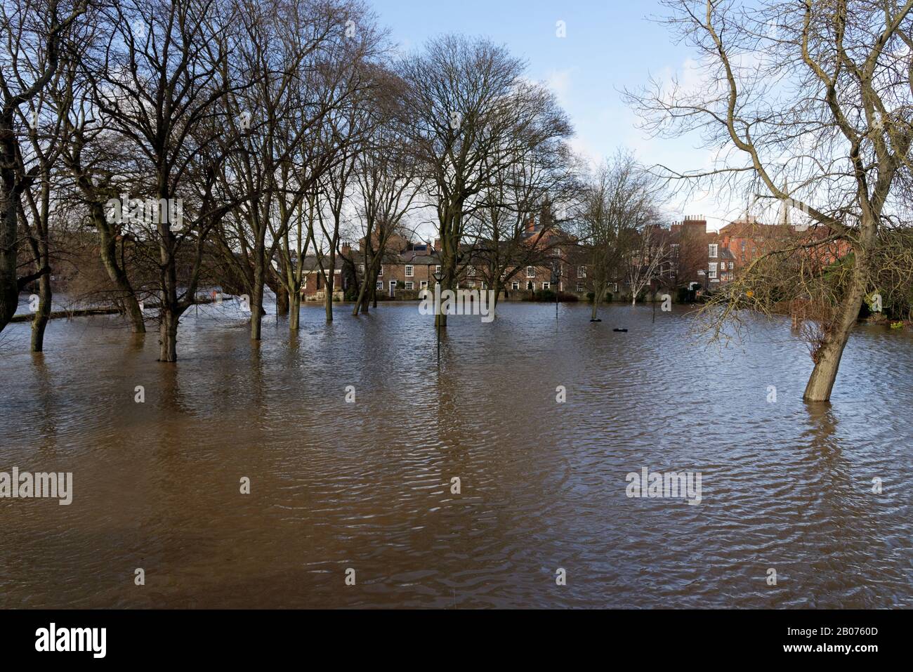 Tower Gardens neben dem Fluss Ouse überschwemmt aufgrund starker Regenfälle durch Storm Ciara und Storm Dennis Stockfoto