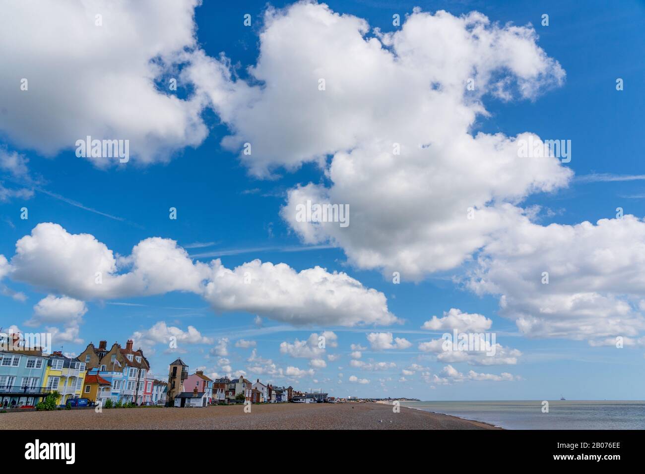 Aldeburgh Strand an sonnigen Tagen mit dramatischer Wolkenlandschaft. Stockfoto