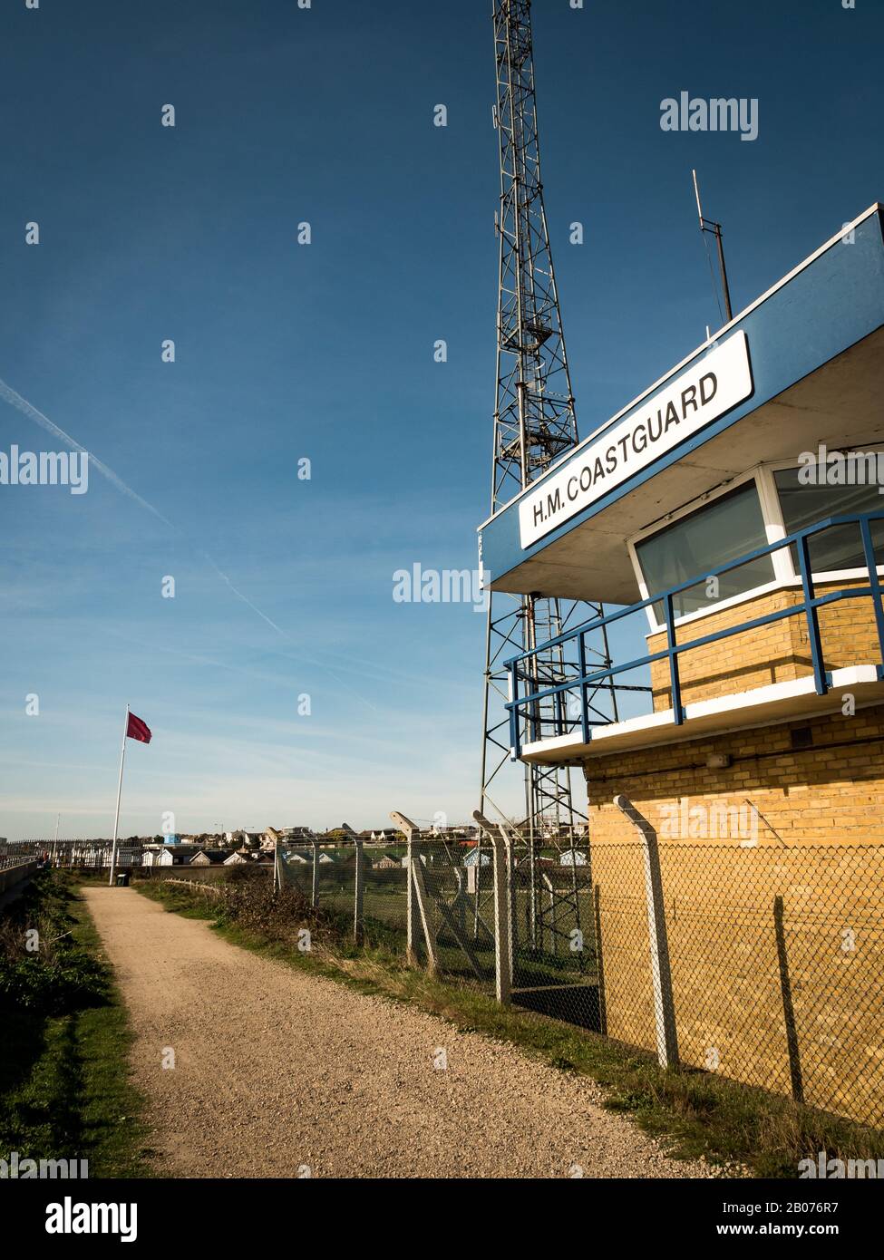 HM-Küstenschutz. Ein Aussichtspunkt der britischen Küstenwache am nördlichen Ufer der Themsemündung in Essex, England. Stockfoto