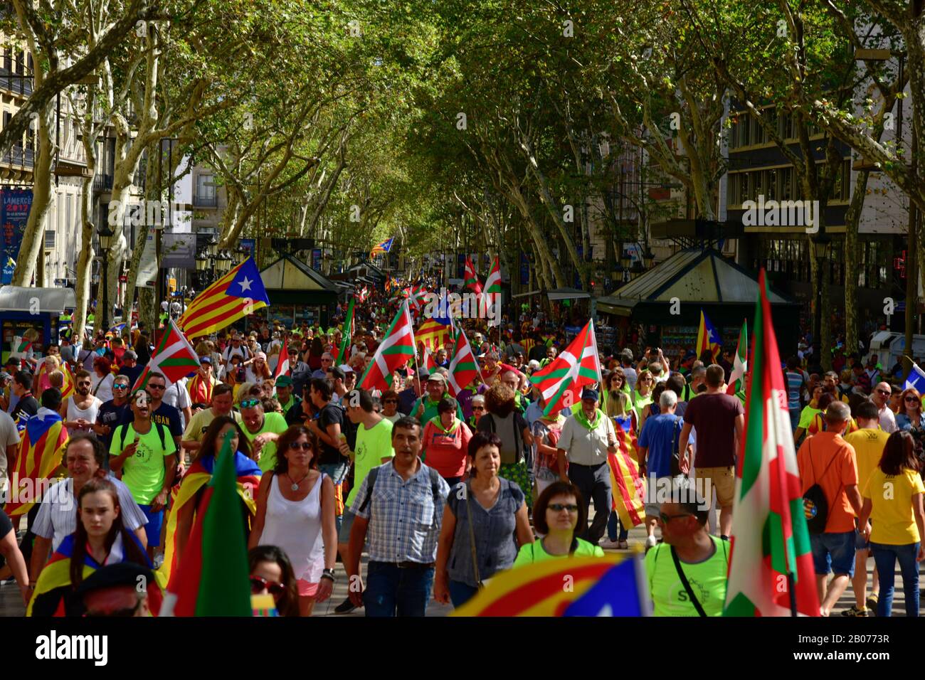Barcelona, SPANIEN - 11. SEPTEMBER 2017: Die Menschen in Las Ramblas werden an einer Kundgebung zur Unterstützung der Unabhängigkeit Kataloniens teilnehmen, wobei Katalanisch dabei ist Stockfoto