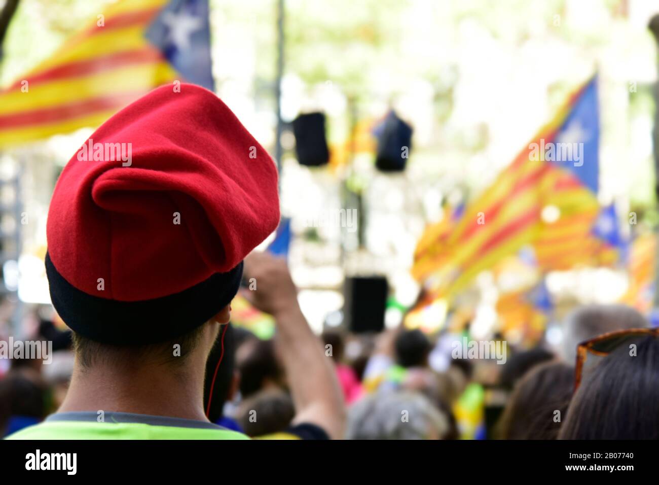 Barcelona, SPANIEN - 11. SEPTEMBER 2017: Menschen, die während ihrer Nati an der Kundgebung zur Unterstützung der Unabhängigkeit Kataloniens in Barcelona, Spanien teilnehmen Stockfoto