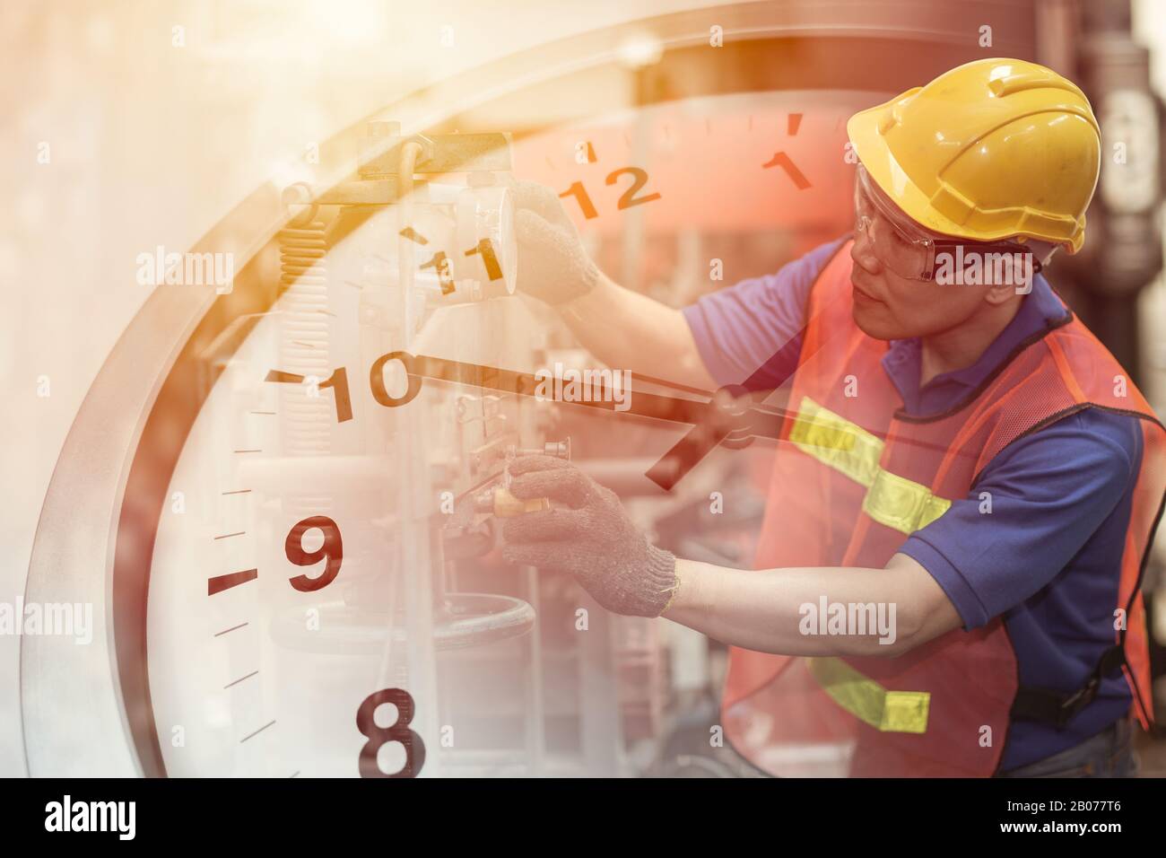 Arbeitszeit in der Fabrik für Arbeit im Schwerindustrie-Business-Sektorkonzept. Stockfoto