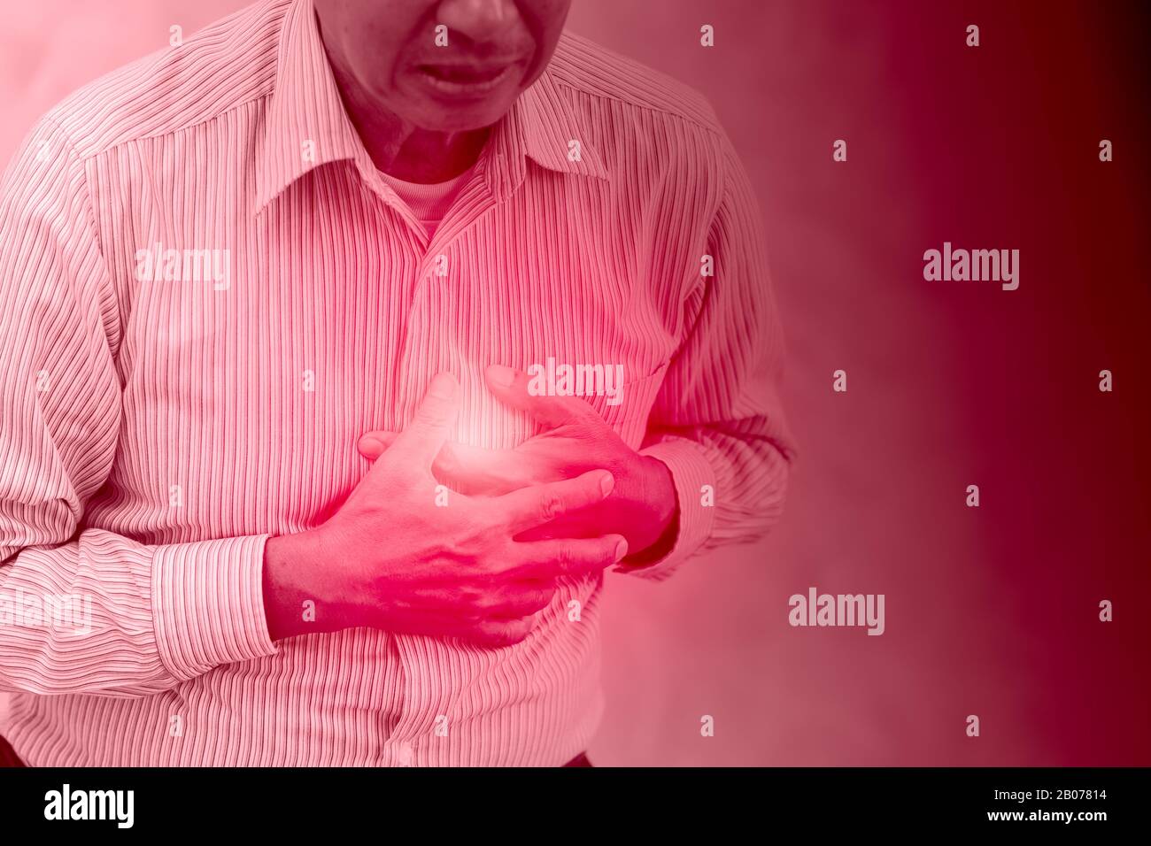 Der chinesische Älteste von Wuhan infiziert Coronavirus Hand an der Brust Gesundheitsproblem durch schwieriges Atmen und Lungenläsionen Konzept Stockfoto