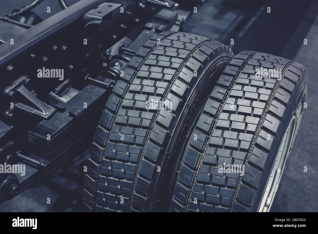 Closeup Truck Tire, schwarzes Gummi-Pickup-Rad neue glänzende Autoreifen für den Hintergrund reinigen Stockfoto