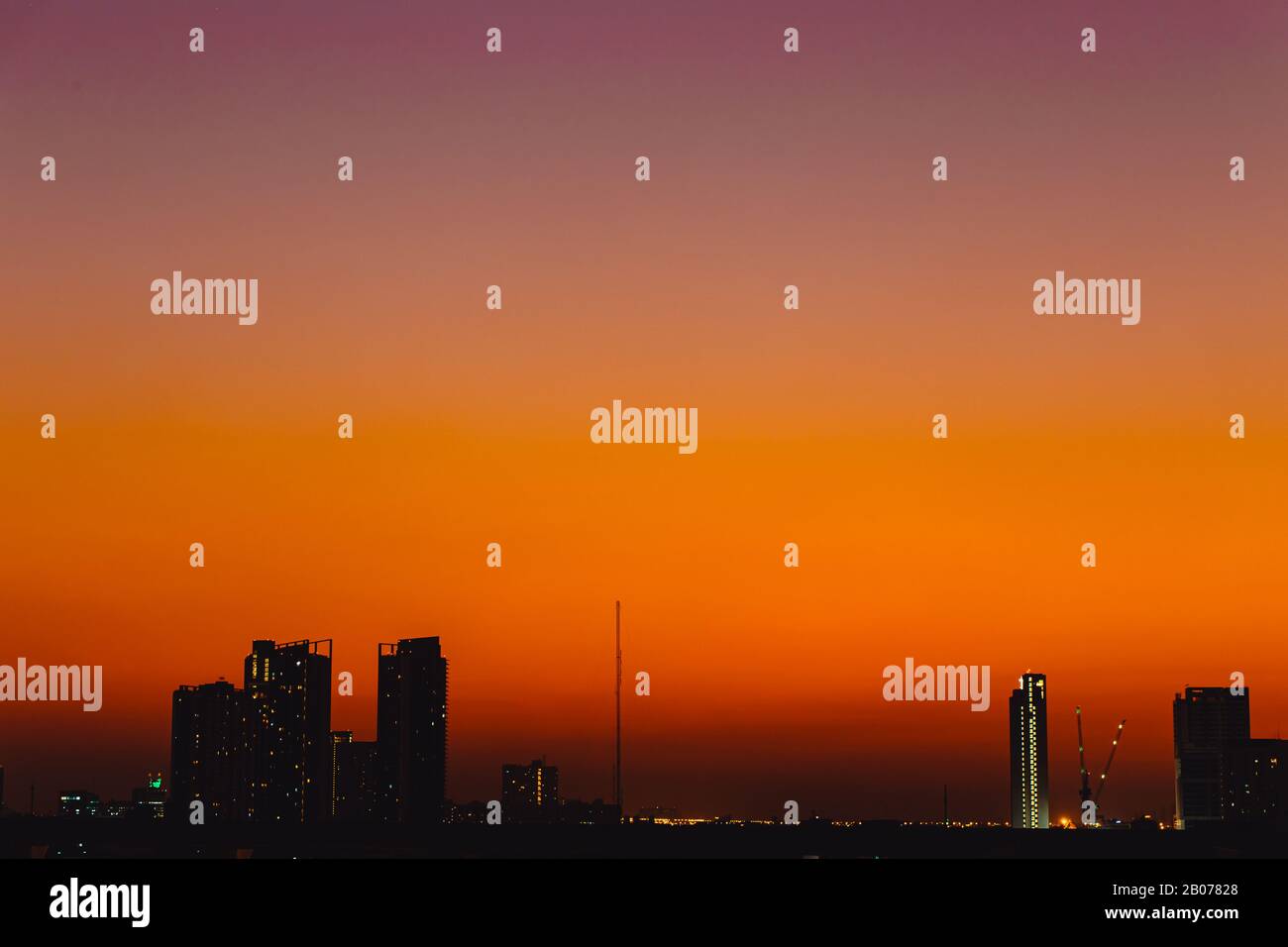 Silhouette Dämmerung Stadt ruhig ruhiger Sonnenuntergang Himmel keine Wolke orange Himmel Blick Raum für Text. Stockfoto