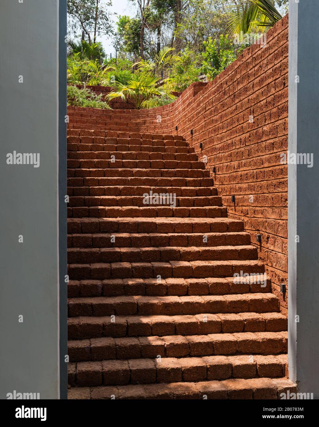 Ziegeltreppe im Garten Stockfoto