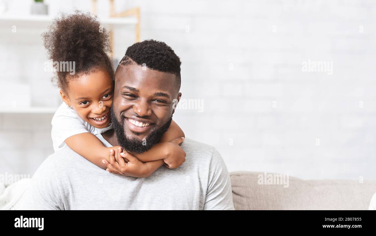 Positives Porträt von Afro Vater und Tochter Bonding zu Hause Stockfoto