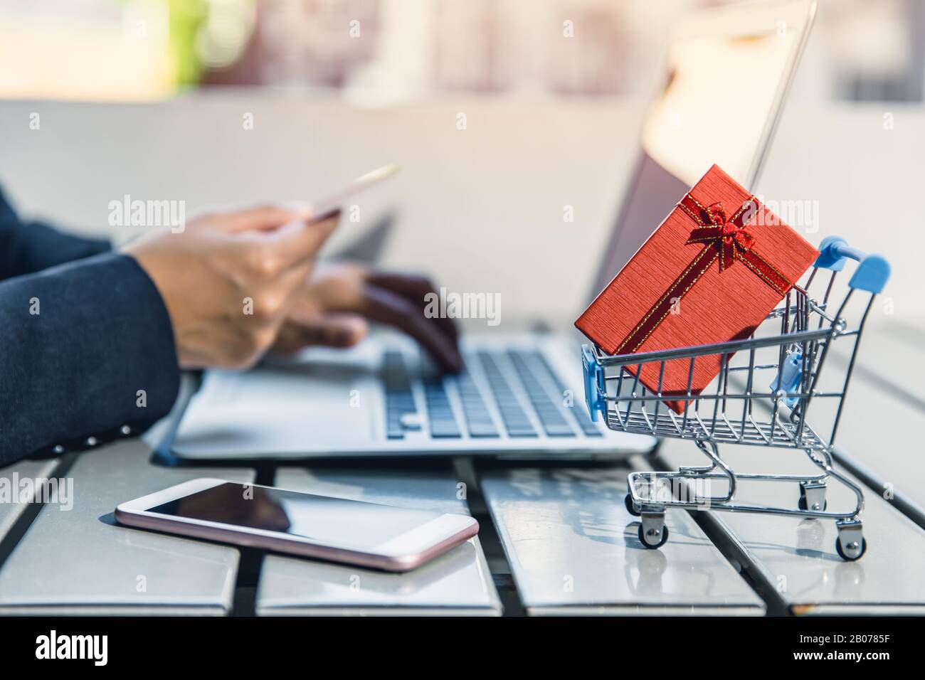 Die Leute geben die cvv-Nummer am Laptop ein und bearbeiten die Kreditkartenzahlung für den Online-Einkauf zum Kauf eines Geschenkkonzepts Stockfoto