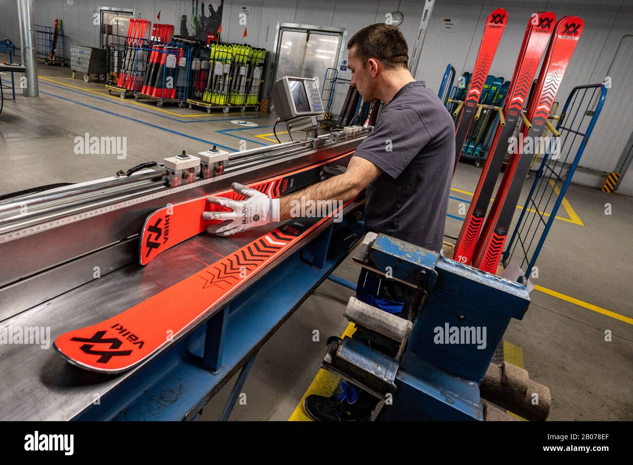 11. Februar 2020, Bayern, Straubing: Skier werden von einem Mitarbeiter in der Produktionsabteilung des Skiherstellers Völkl überprüft. Foto: Armin Weigel / dpa Stockfoto