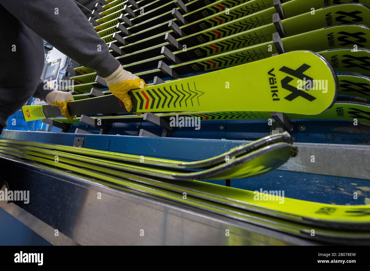 11. Februar 2020, Bayern, Straubing: In der Produktionsabteilung des Skiherstellers Völkl arbeitet ein Mann auf Skiern. Foto: Armin Weigel / dpa Stockfoto
