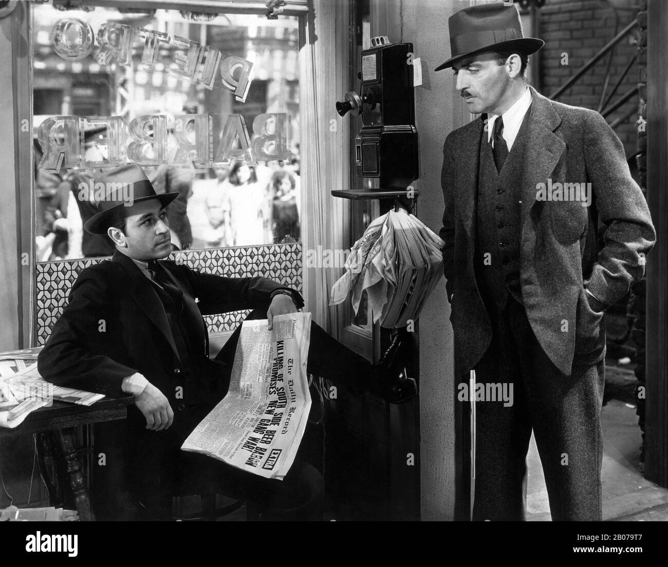 George RAFT und C. HENRY GORDON in SCARFACE 1932 Regisseure HOWARD HAWKS und RICHARD ROSSON Roman Armitage Trail Screen Story Ben Hecht Produzent Howard Hughes The Caddo Company/United Artists Stockfoto