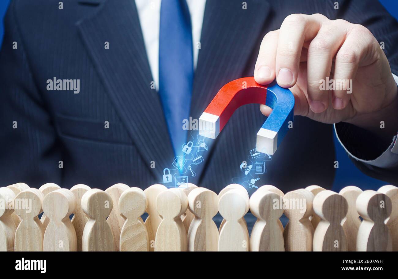 Man with a Magnet sammelt persönliche Daten von Crowd People Online Internet-Benutzern. Schutz der Vertraulichkeit privater Informationen. Finanzdaten le Stockfoto